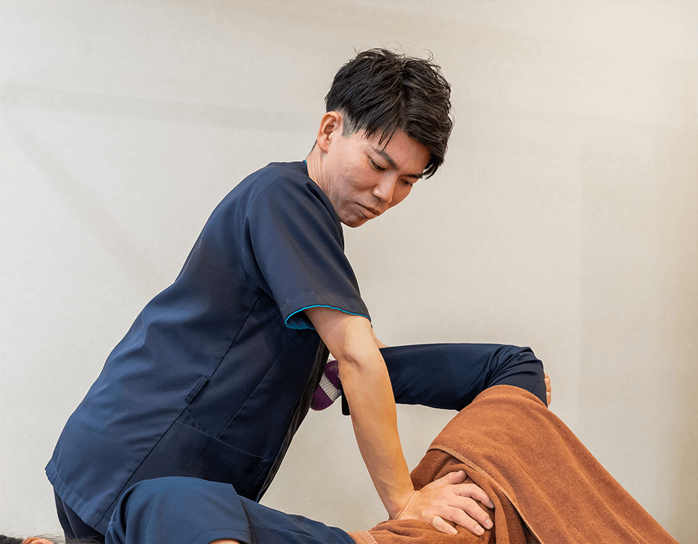 手技・微弱電流施術の様子